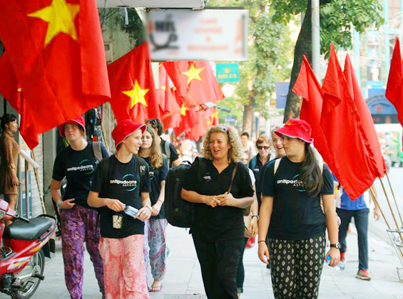 Hanoi welcomes hundreds of thousands of visitors during Tet